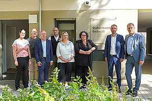 Gruppenfoto vor dem neuen Diakoniezentrum "Gerber 15"