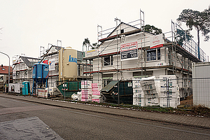 Ein Neubau aus drei Wohnhäusern für 16 geistig behinderte Frauen und Männer entsteht an der Mannheimer Straße in Lorsch. (Foto: bhb)