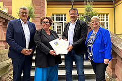 Gruppenfoto von der Übergabe der Bewilligungsbescheide