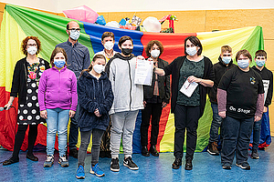 Gruppenfoto  bei der Übergabe der Rezertifizierungs-Urkunde