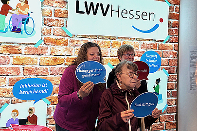 Ein Angebot für alle Generationen: ein gemeinsames Fotobox-Bild am LWV-Stand Drei Frauen unterschiedlichen Alters beim Fotografieren vor der Fotobox
