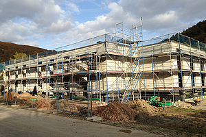 Zentral auf der Lohwiese in Lorch baut die gGmbH St. Vincenzstift eine Wohneinrichtung für 24 geistig behinderte Menschen, ergänzt um zwei Kurzzeitplätze und ein Angebot zur Strukturierung des Tages für 16 behinderte Männer und Frauen. (Foto: St. Vicenzstift)