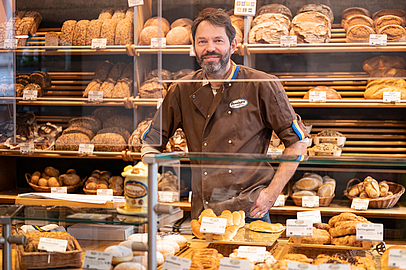 Klaus Denninger hinter der Ladentheke seiner Bäckerei