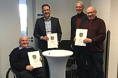 Gruppenfoto bei der Unterzeichnung des Kooperationsvertrages