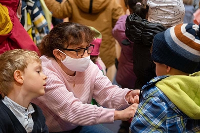 Marianne Marks beim Anziehen der Kinder