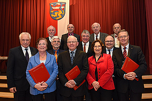Ehrung ehemaliger Abgeordneter und Beigeordneter für ihren langjährigen ehrenamtlichen Einsatz in den Gremien des LWV Hessen: (1. Reihe v. l.) Hildegard Burkert (CDU), Fritz Kramer (CDU), Edith von Hunnius (FDP), Robert Becker (CDU). 2. Reihe v. l.: Robert Fischbach (CDU), Hans-Jürgen Platt (SPD), Norbert Leber (SPD), Landesdirektor Uwe Brückmann (CDU). 3. Reihe v. l.: Reiner Emmerich (SPD), Präsident Friedel Kopp (FW), Paul Dünte (CDU), Götz Friedrich Föge (SPD) (Foto: Uwe Zucchi)