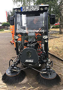 Marco Buchhammer fährt die Kehrmaschine.