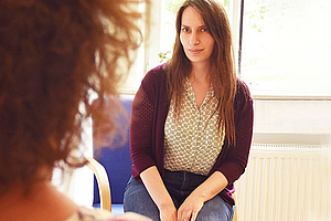 Zwei Personen in einer Beratungssituation