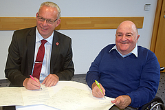 Jürgen Kaufmann und Dr. Andreas Jürgens bei der Unterzeichnung
