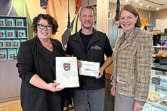 Gruppenfoto von der Bescheid-Übergabe mit Susanne Simmler, Roland Braza und Antje Runge