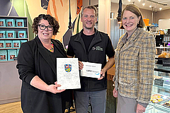 Gruppenfoto von der Bescheid-Übergabe mit Susanne Simmler, Roland Braza und Antje Runge