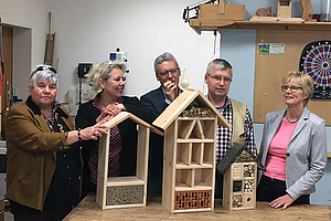 Gruppenfoto mit Susanne Selbert, drei Klienten des Vereins "die Brücke" sowie Erwin Binkofski und Petra Wilke, Leiterin des Fachbereichs Wohnen.