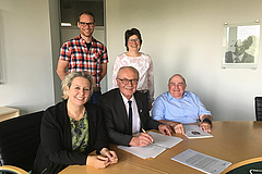 Unterzeichnung Kooperationsvereinbarung Waldeck-Frankenberg (erste Reihe v.l.): LWV-Landesdirektorin Susanne Selbert, Landrat Dr. Reinhard Kubat, und der Erste Beigeordnete des LWV Dr. Andreas Jürgens, (zweite Reihe): André Althaus, Sachbearbeiter Eingliederungshilfe und Katja Müller-Ashauer, stellvertr. Fachdienstleiterin Soziales beim Landkreis <br>Waldeck-Frankenberg Foto: Elke Bockhorst, LWV-Pressestelle
