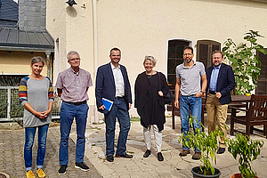 Gruppenfoto vor der Wohnanlage der Stationären Nachsorge Villmar