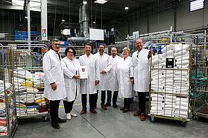 Gruppenfoto von der Bescheidübergabe mit BWMK-Geschäftsführern, LWV-Landesdirektorin, Landrat sowie Projekt- und Produktionsleitern