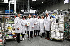 Gruppenfoto von der Bescheidübergabe mit BWMK-Geschäftsführern, LWV-Landesdirektorin, Landrat sowie Projekt- und Produktionsleitern