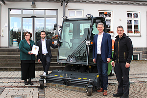 Gruppenfoto vor dem Aufsitzrasenmäher