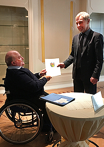 Dr. Andreas Jürgens (links), Erster Beigeordneter des LWV Hessen, überreichte dem Leiter des Personal- und Organisationsamtes der Stadt Frankfurt, Christian Ley, den Bewilligungsbescheid. (Foto: Elke Bockhorst)