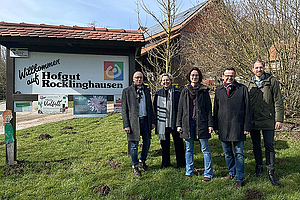 Gruppenfoto am Schild des Hofgutes Rocklinghausen