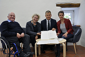 Vertragsunterzeichnung (v.l.): Beigeordneter Dr. Andreas Jürgens, Landesdirektorin Susanne Selbert, Oberbürgermeister Dr. Thomas Spies, Landrätin Kirsten Fründt. Foto: LWV-Pressestelle