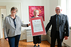 Vertreter des LWV mit dem Zertifikat