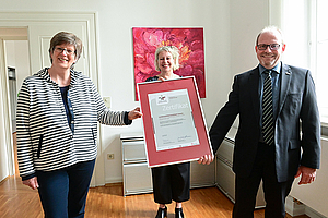 Vertreter des LWV mit dem Zertifikat