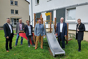 Gruppenfoto an einer Rutsche der Johannes-Vatter-Schule