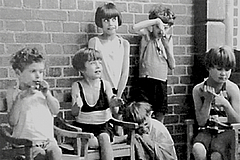 Titelfoto des Flyers zur Ausstellung "Im Gedenken der Kinder" im Ständehaus