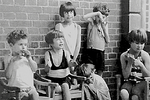 Titelfoto des Flyers zur Ausstellung "Im Gedenken der Kinder" im Ständehaus
