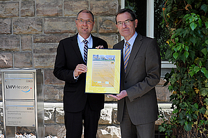 Zertifikatsübergabe: Dieter Josefiak, Deutsche Post AG (l.), und LWV-Dezernent Helmut Siebert (Foto: Monika Brauns)