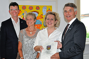 Gruppenfoto mit der Bescheidübergabe