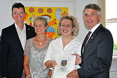 Gruppenfoto mit der Bescheidübergabe