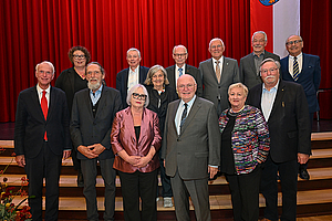 Gruppenfoto der geehrten Beigeordneten und Abgeordneten