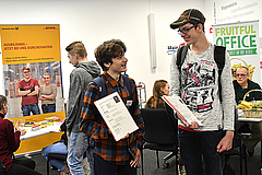 Die Achtklässler Leon-Luca (r.) und Anton warten auf ihr "Date" mit der nächsten Firma. (Foto: Rainer Rüffer)