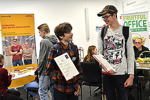 Die Achtklässler Leon-Luca (r.) und Anton warten auf ihr "Date" mit der nächsten Firma. (Foto: Rainer Rüffer)