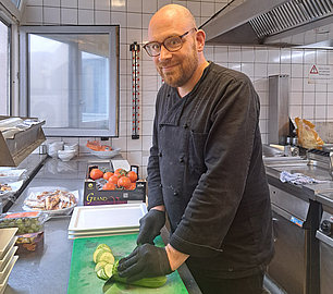 Christopher Krause verstärkt das Küchenteam. Christopher Krause beim Zubereiten von Essen in der Hotelküche