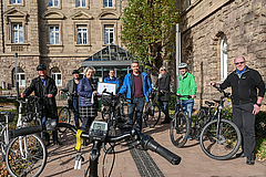 Landesdirektorin Susanne Selbert zwischen Mitarbeiterinnen und Mitarbeitern und der Urkunde