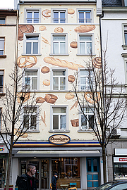 Brot und Gebäck zieren die Fassade