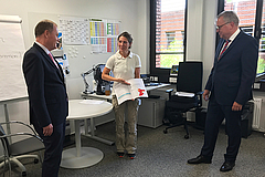Gruppenfoto mit Dieter Schütz, Jana Beucher und Johannes Baron