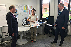 Gruppenfoto mit Dieter Schütz, Jana Beucher und Johannes Baron