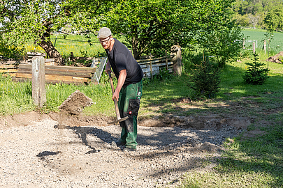 Elmanuel Breitzke beim Schippen eines Erde-Schotter-Gemisches