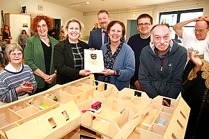 Gruppenfoto von der Übergabe des Bewilligungsbescheides