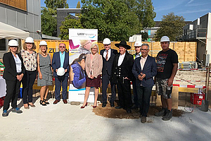 Gruppenfoto bei der Grundsteinlegung