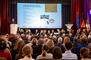 Hessens Ministerpräsident Boris Rhein bei seinem Grußwort anlässlich der landesweiten Gedenkveranstaltung zum 27. Januar