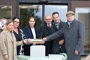 Gruppenfoto beim symbolischen Verschließen der Zeitkapselnn