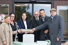 Gruppenfoto beim symbolischen Verschließen der Zeitkapselnn