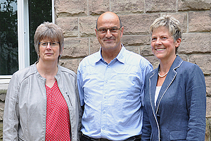 Martina Maurer, Uwe Mühlbauer und Jutta Siebert (v.l.) feiern ihr 40. Dienstjubiläum. (Foto: Monika Brauns)
