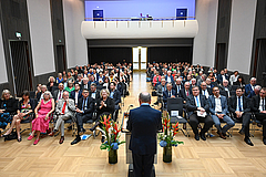 Blick in den Festsaal mit geladenen Gästen