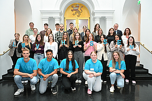 Gruppenfoto von den neuen Nachwuchskräften, Beigeordnetem, Ausbildungsleiterin und älteren Nachwuchskräften