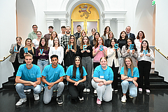 Gruppenfoto von den neuen Nachwuchskräften, Beigeordnetem, Ausbildungsleiterin und älteren Nachwuchskräften